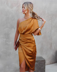 Ottilie - Elegantes One-Shoulder-Abendkleid aus Satin | Asymmetrisches Partykleid aus Satin mit Rüschen in Orangefarben