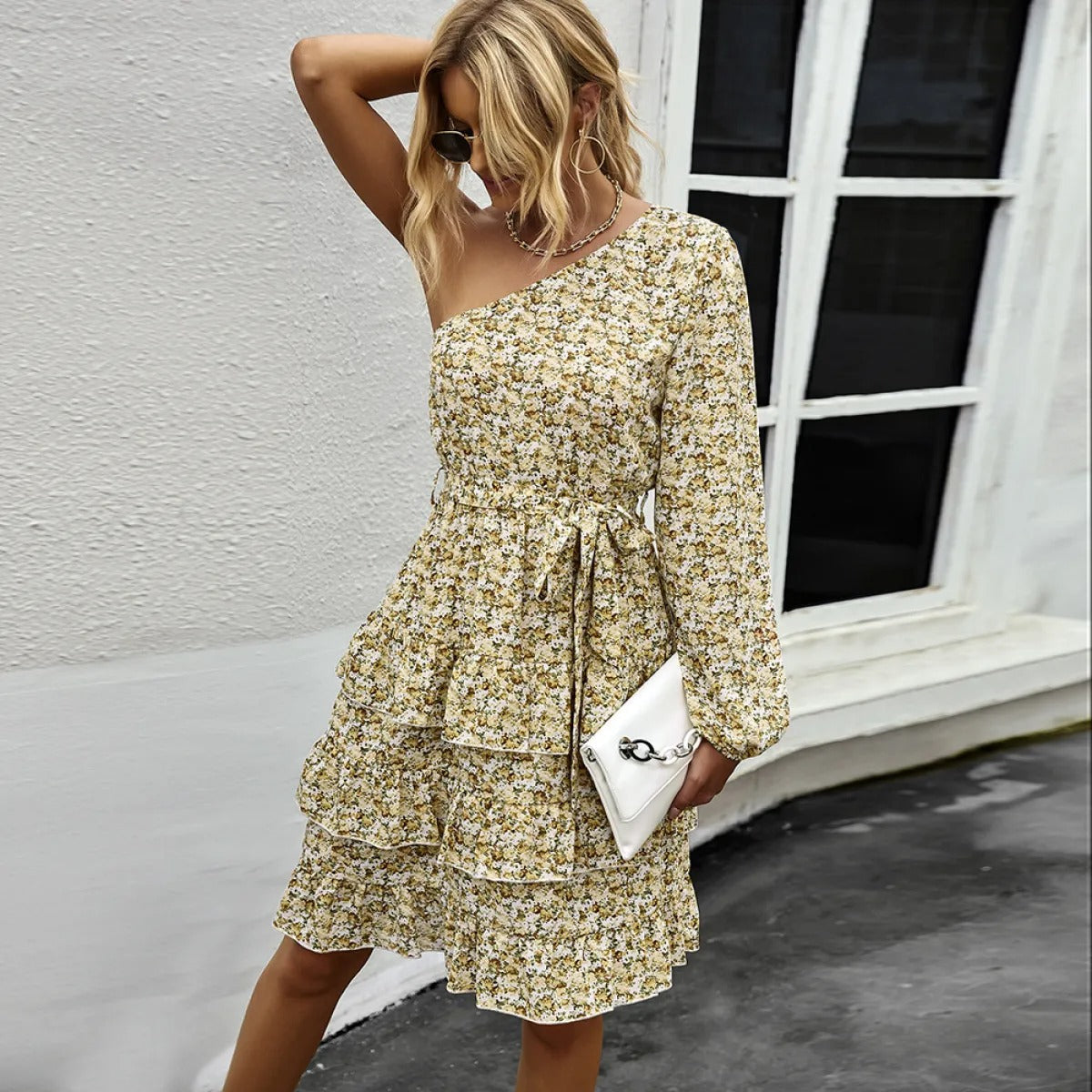 Langärmeliges Kleid mit Blumenmuster und asymmetrischer Rüsche - Emilia