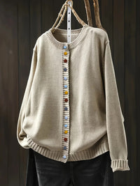 Liora – Strickjacke mit Knopfdetails in Beige