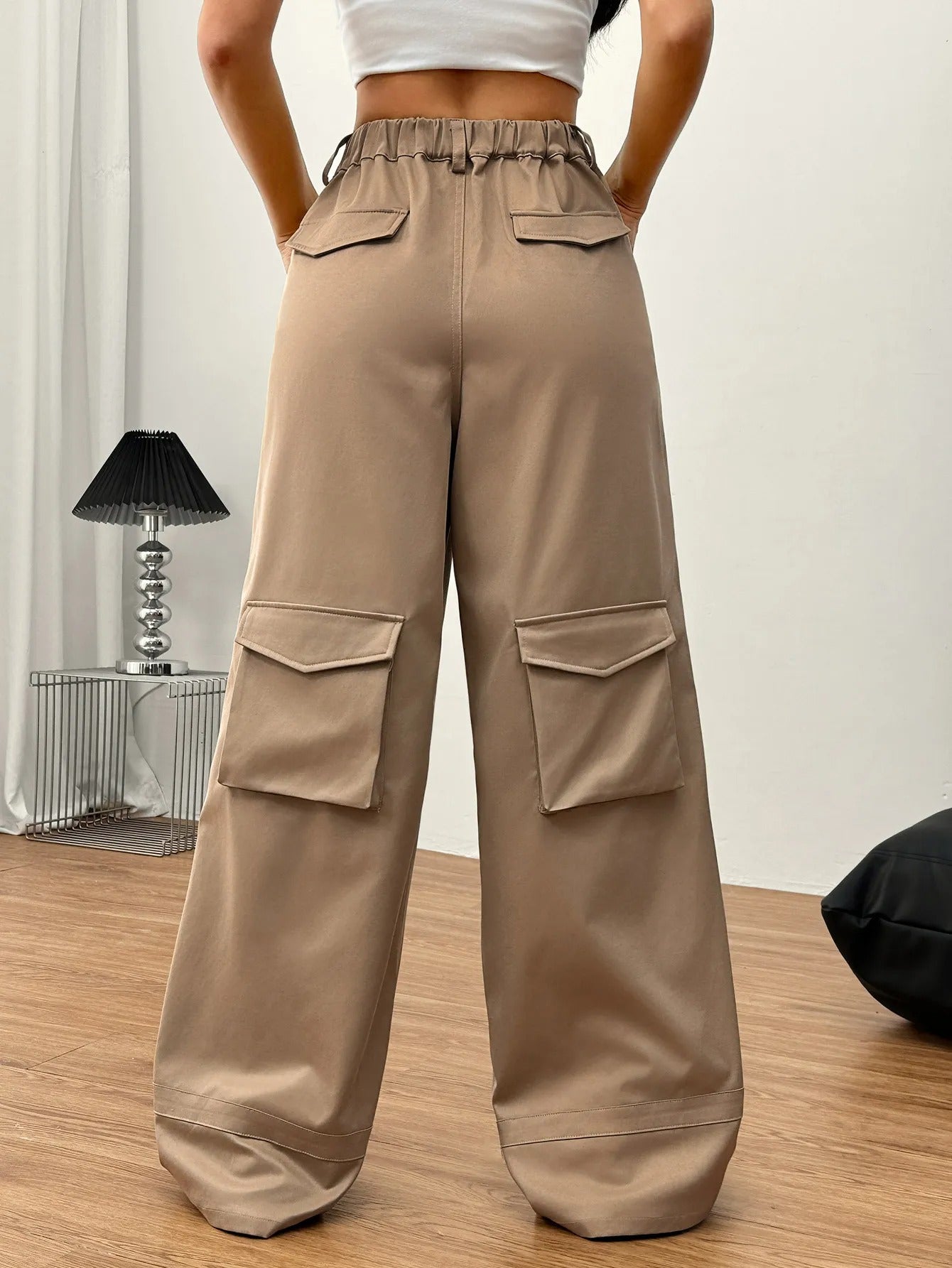Damen Cargohose aus Baumwolle mit Utility-Taschen im weiten Stil - April