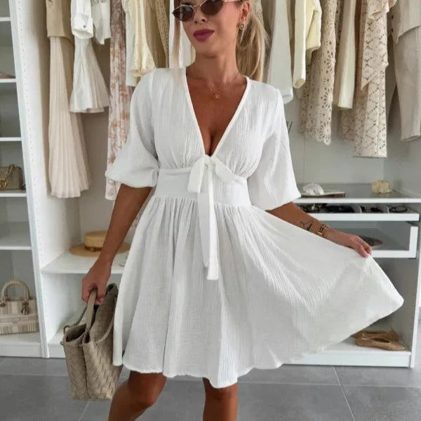 Kurzes Damenkleid mit gerafftem Ausschnitt und Puffärmeln - Céline