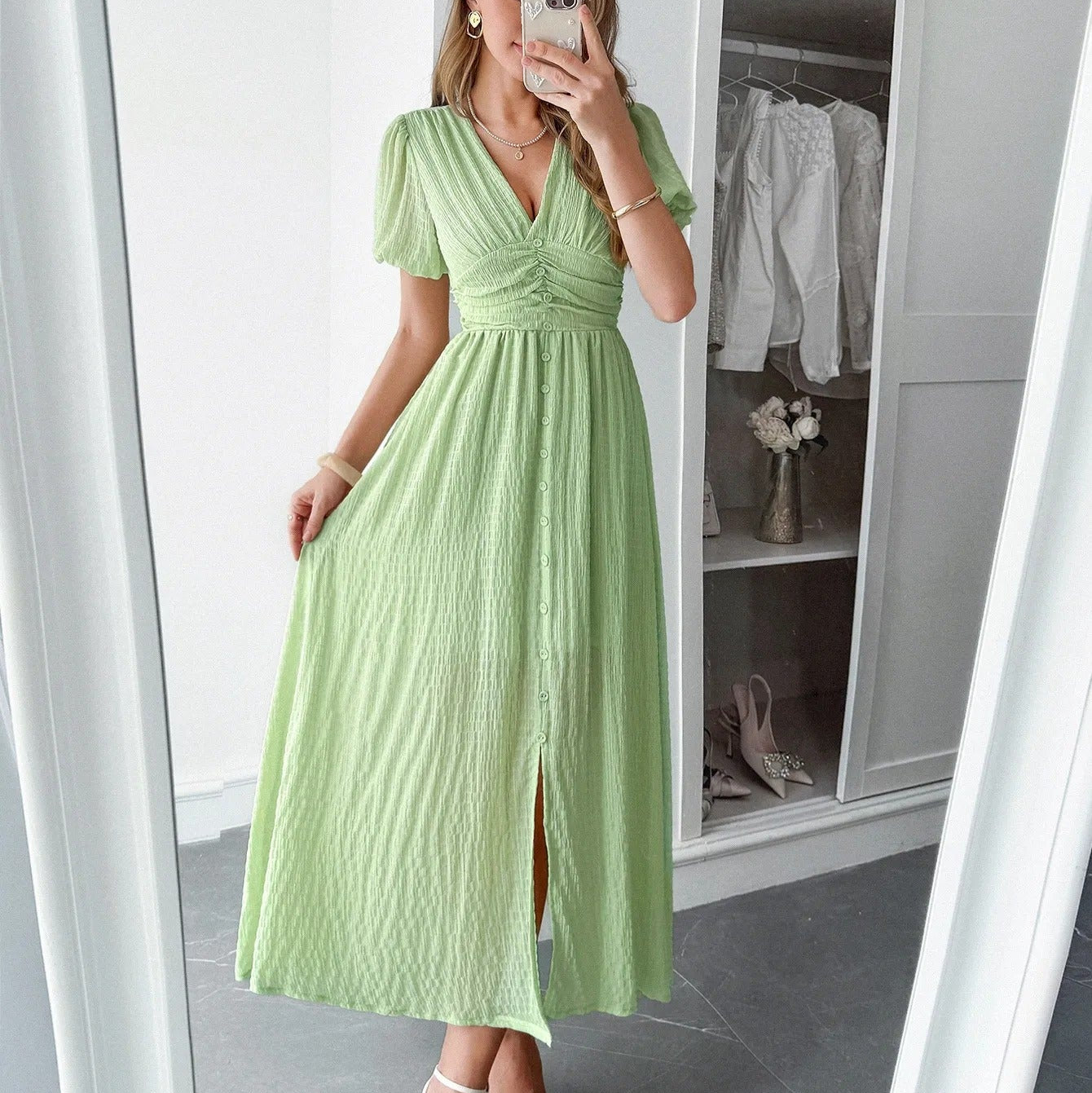 Langes Damenkleid mit elegantem Crossover-Ausschnitt und Schlitz vorne - Dalia