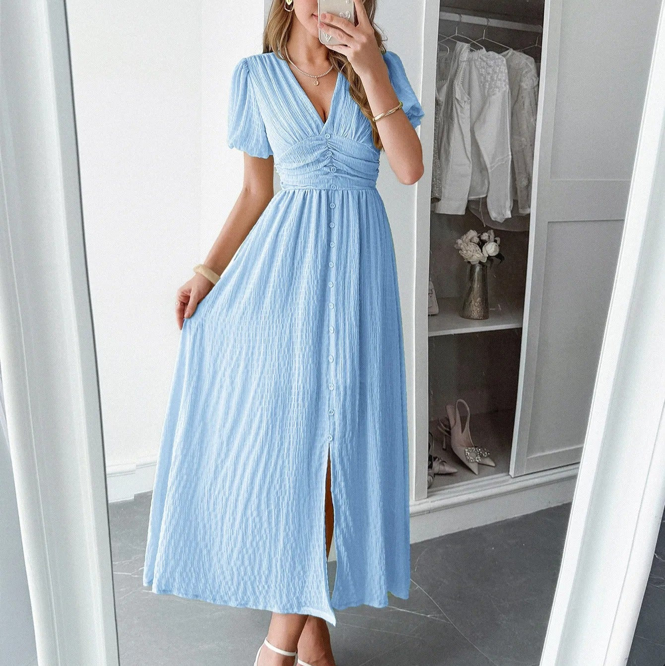 Langes Damenkleid mit elegantem Crossover-Ausschnitt und Schlitz vorne - Dalia