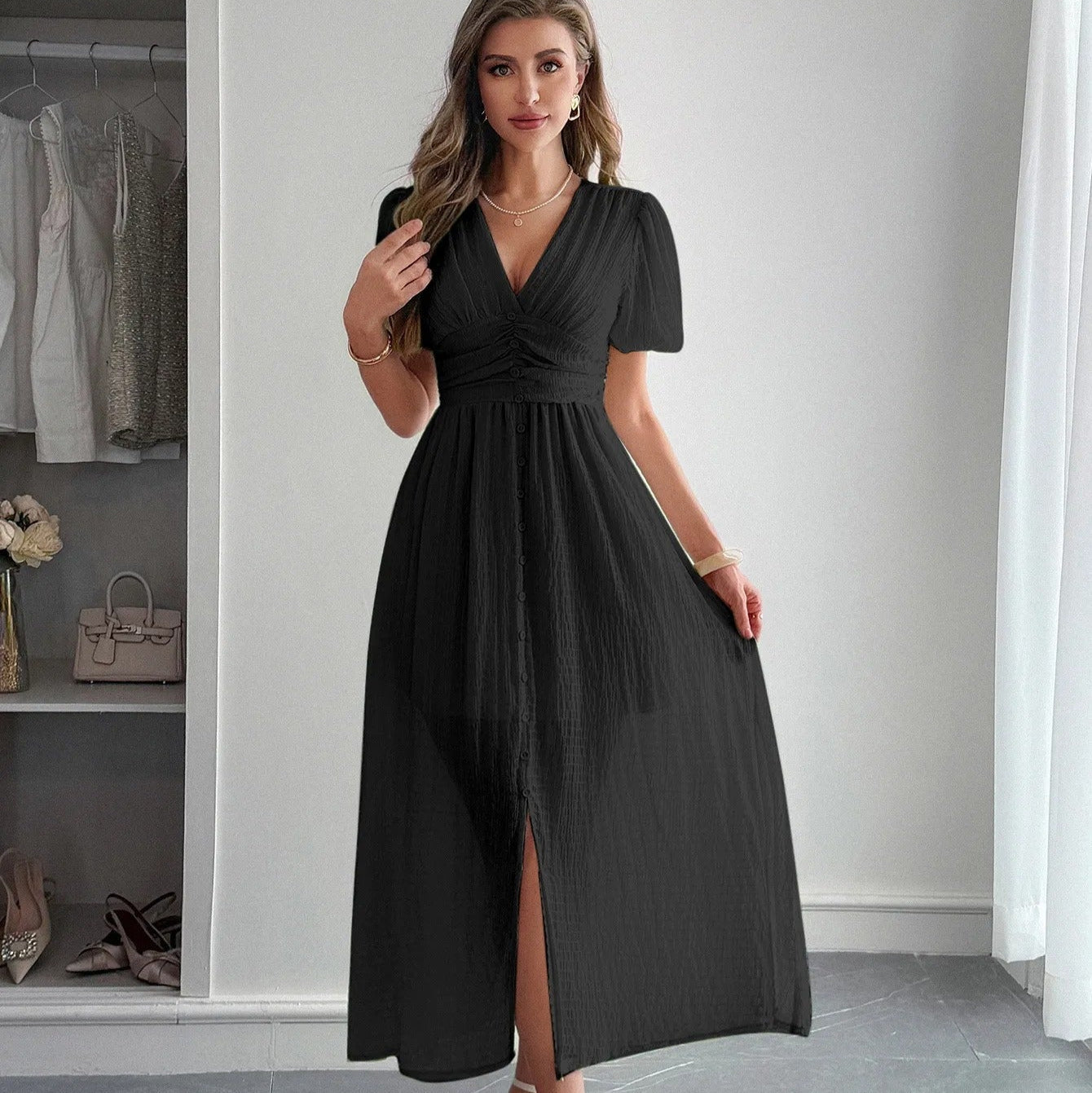 Langes Damenkleid mit elegantem Crossover-Ausschnitt und Schlitz vorne - Dalia