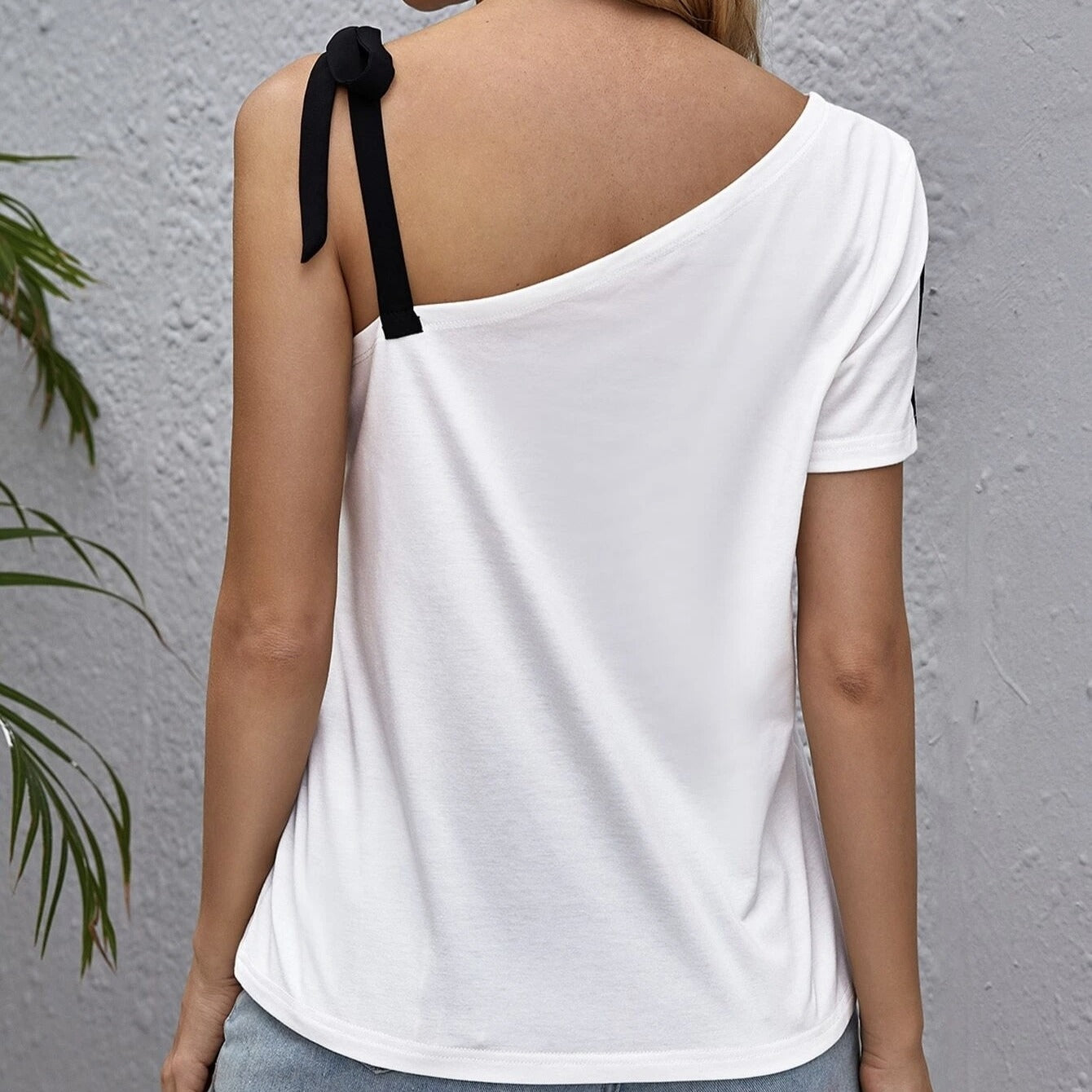 Damenbluse aus Baumwolle mit Schmetterlingsdruck und asymmetrischen Trägern - Nerea