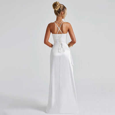 Langes Kleid aus Satin mit Rüschen und Seitenschlitz - Lorena