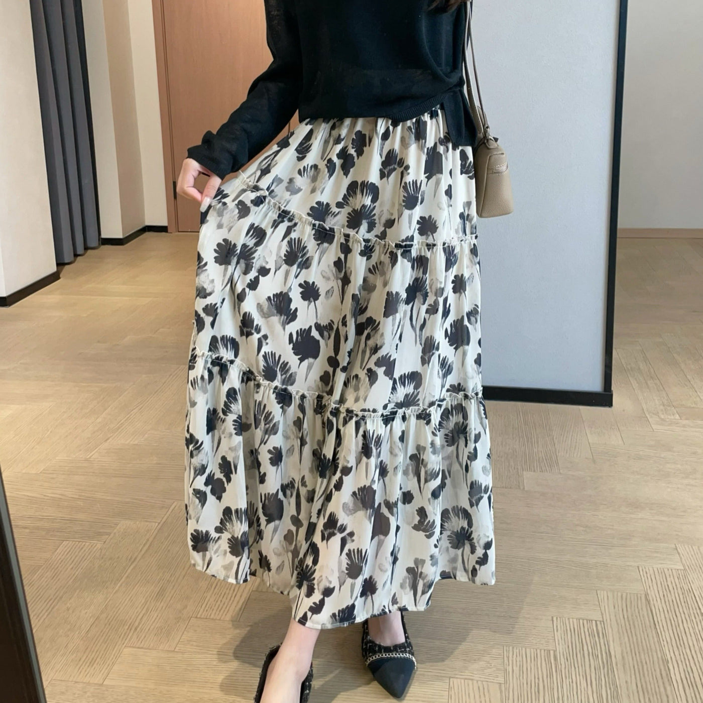 Langer Damenrock mit monochromem Blumendruck und fließendem Schnitt - Mireille