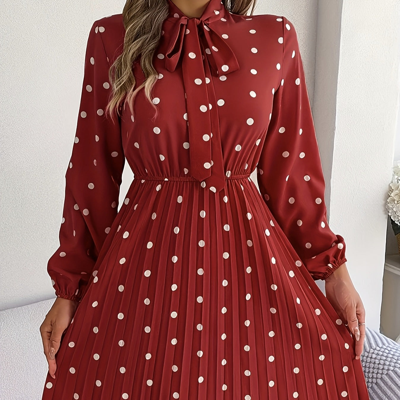 Midikleid aus Satin mit plissierten Tupfen - Cécile