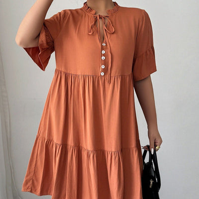 Kurzes Kleid aus Baumwolle mit Rüschenausschnitt und ausgestelltem Schnitt - Ariana