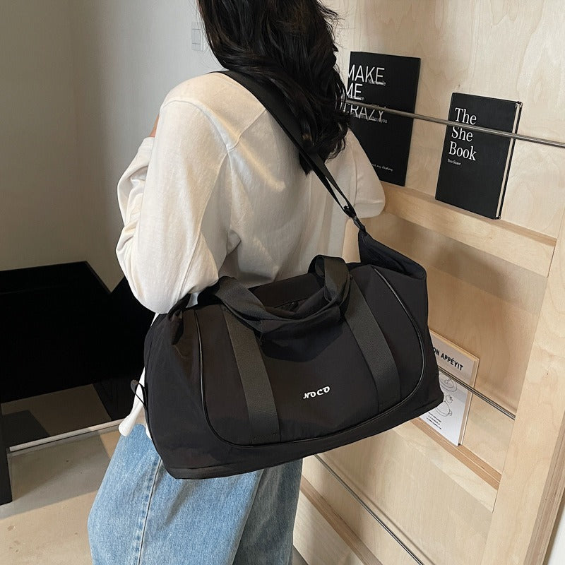 Umhängetasche für Frauen aus sportlichem und strapazierfähigem Stoff - Miranda