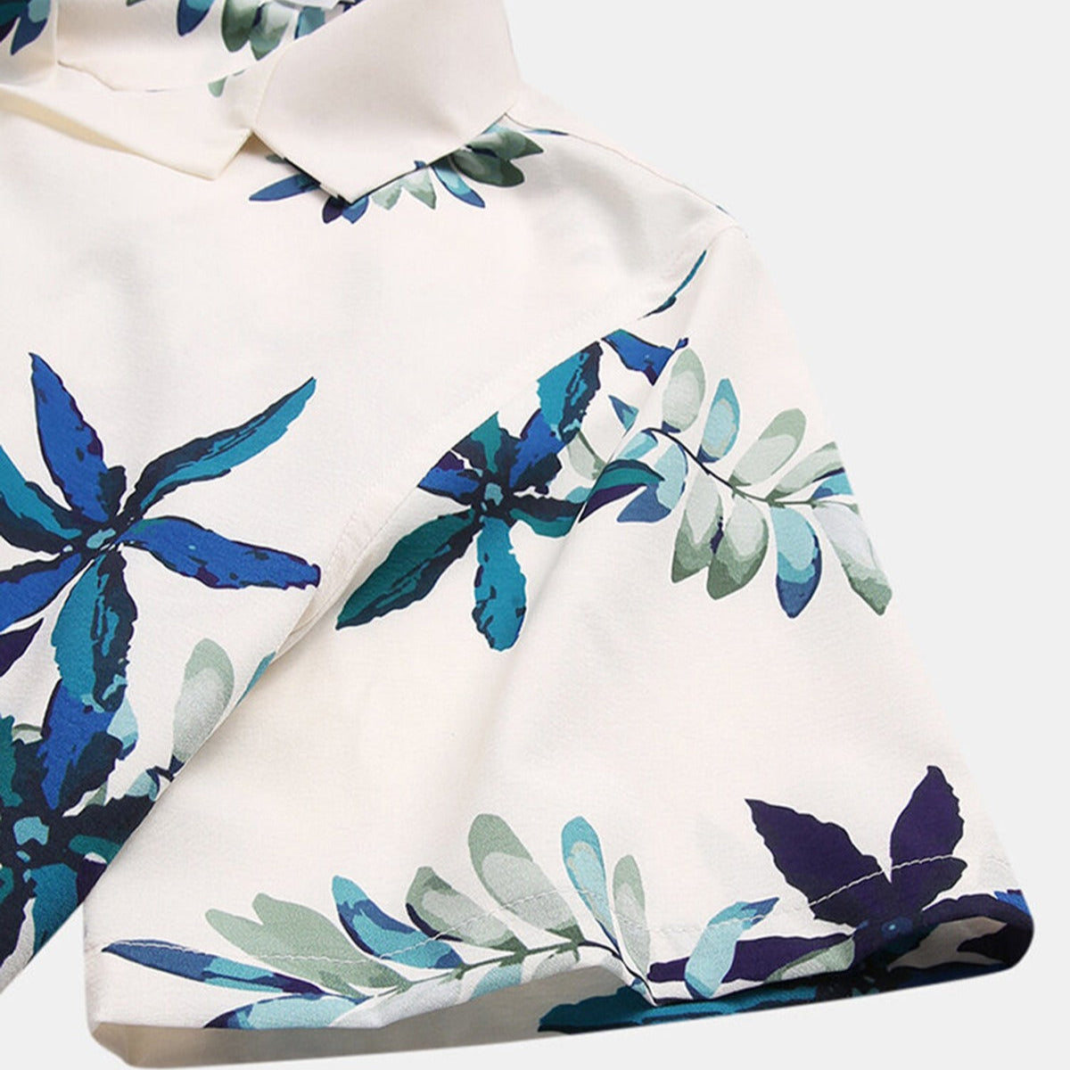 Kurzärmeliges Herrenhemd aus Viskose mit tropischem Muster - Théo