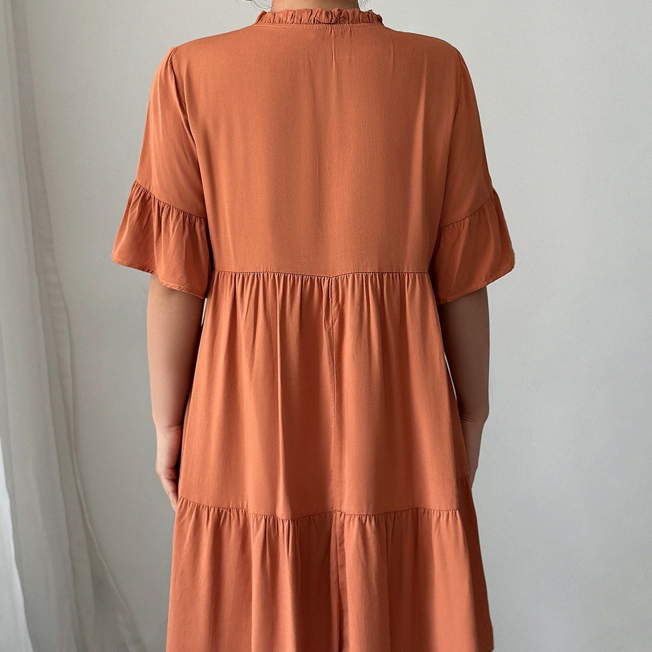 Kurzes Kleid aus Baumwolle mit Rüschenausschnitt und ausgestelltem Schnitt - Ariana