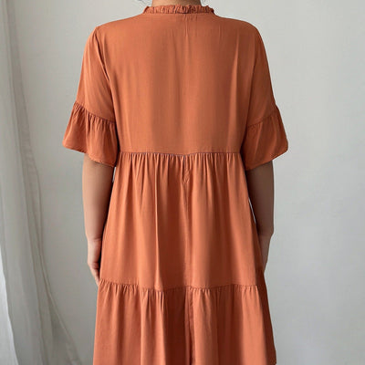 Kurzes Kleid aus Baumwolle mit Rüschenausschnitt und ausgestelltem Schnitt - Ariana