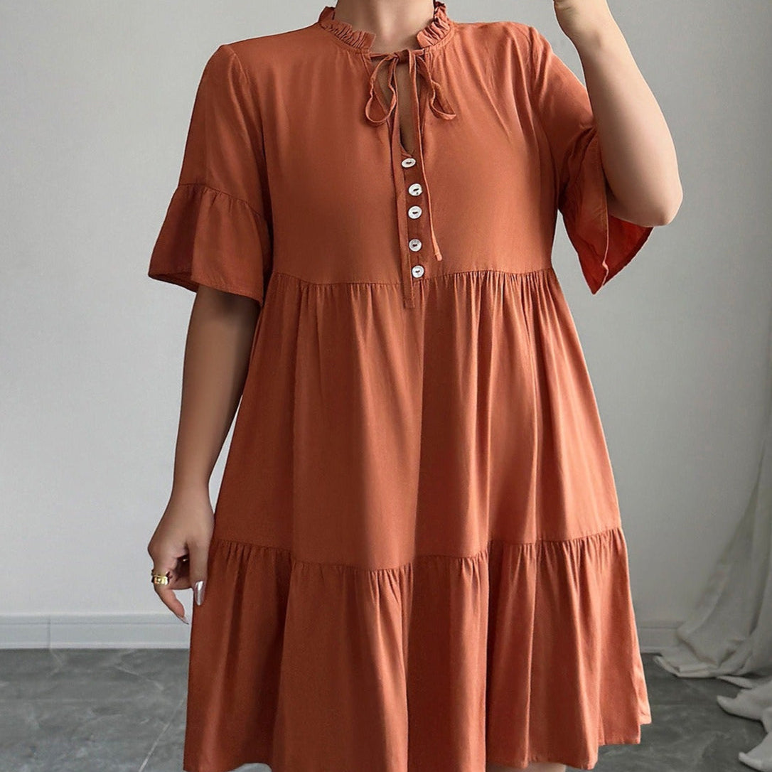 Kurzes Kleid aus Baumwolle mit Rüschenausschnitt und ausgestelltem Schnitt - Ariana