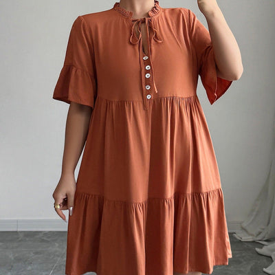 Kurzes Kleid aus Baumwolle mit Rüschenausschnitt und ausgestelltem Schnitt - Ariana