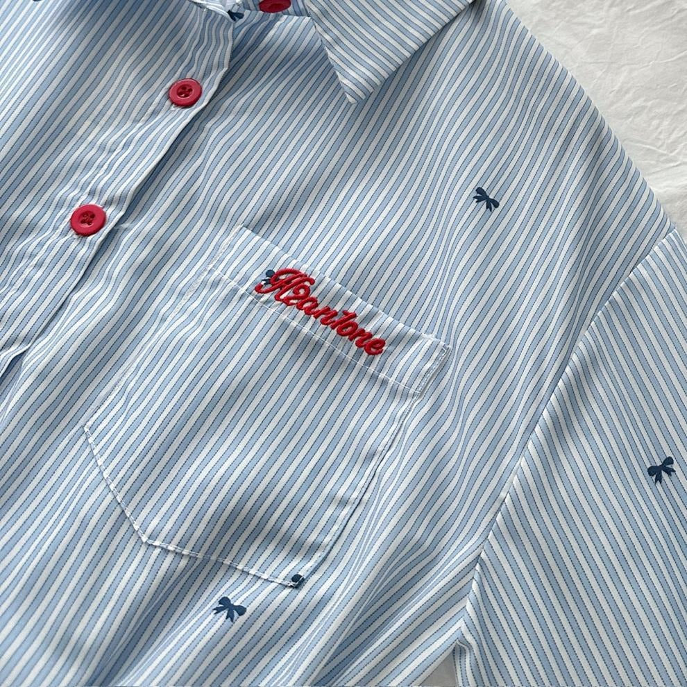 Gestreiftes Damenkleid mit Knopfbluse und plissiertem Minirock - Norys