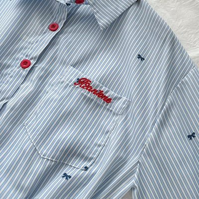 Gestreiftes Damenkleid mit Knopfbluse und plissiertem Minirock - Norys