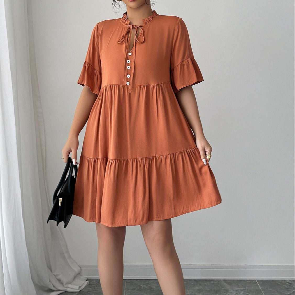 Kurzes Kleid aus Baumwolle mit Rüschenausschnitt und ausgestelltem Schnitt - Ariana