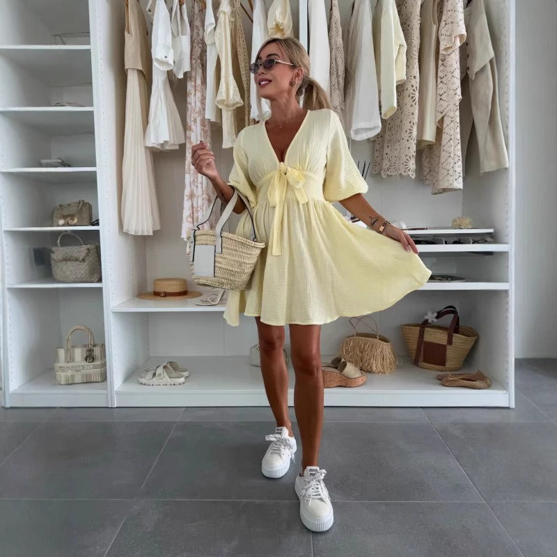 Kurzes Damenkleid mit gerafftem Ausschnitt und Puffärmeln - Céline