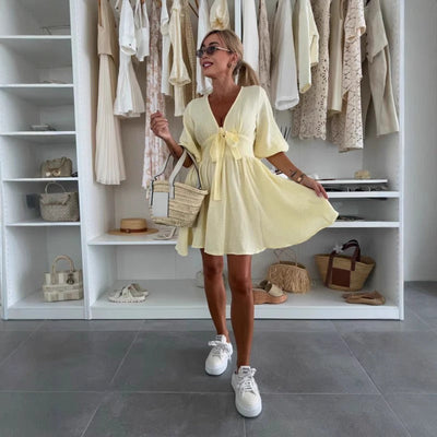 Kurzes Damenkleid mit gerafftem Ausschnitt und Puffärmeln - Céline