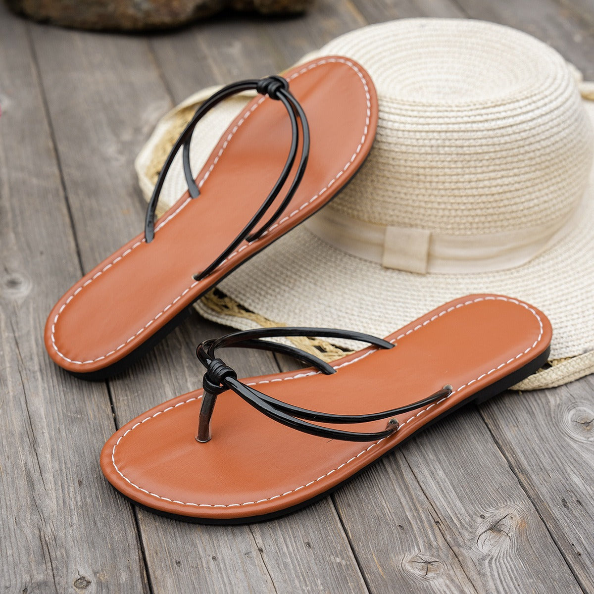 Minimalistische Damen-Sandalen mit dünnen Riemen aus Kunststoff - Adela