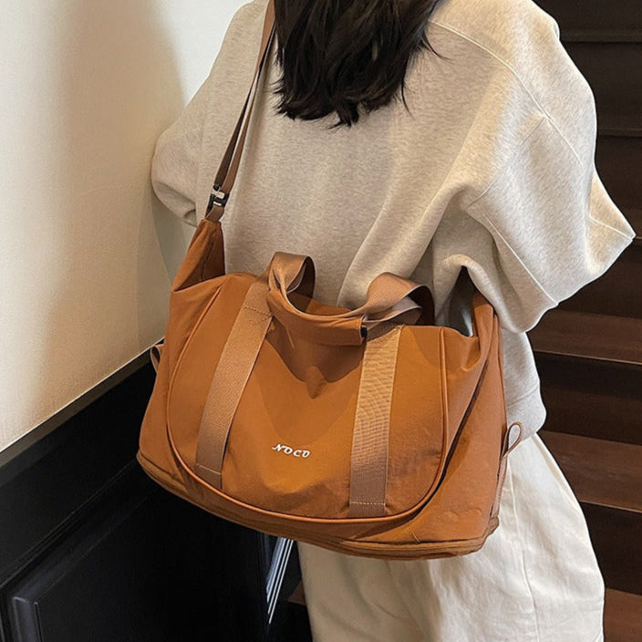 Umhängetasche für Frauen aus sportlichem und strapazierfähigem Stoff - Miranda