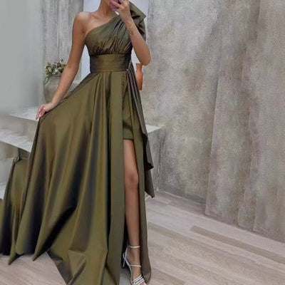 Langes plissiertes Damenkleid aus Satin mit asymmetrischem Schnitt - Natalia