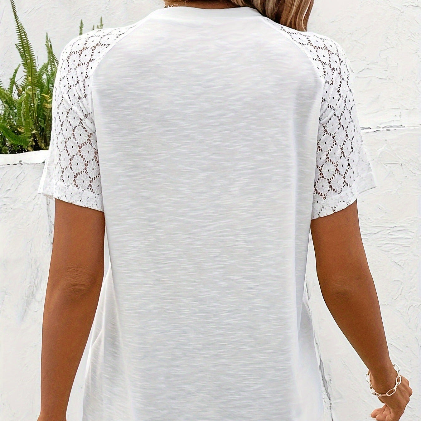 Damenbluse mit durchbrochener Spitze und Zierknöpfen im lässigen Stil - Daniela