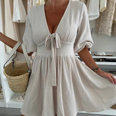 Kurzes Damenkleid mit gerafftem Ausschnitt und Puffärmeln - Céline