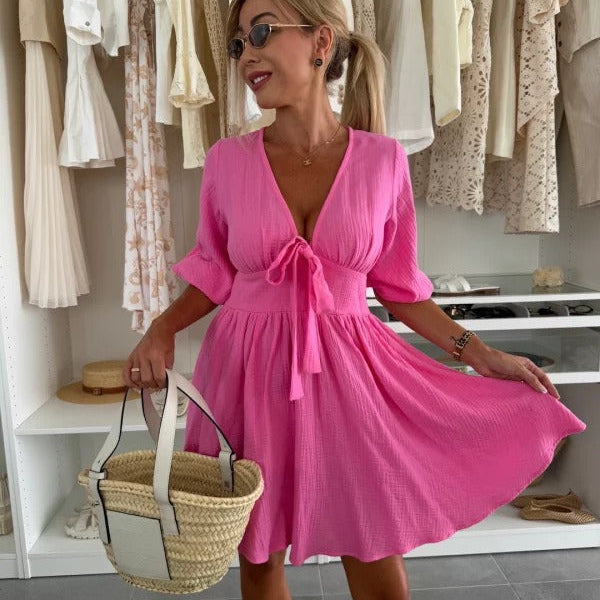 Kurzes Damenkleid mit gerafftem Ausschnitt und Puffärmeln - Céline