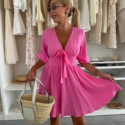 Kurzes Damenkleid mit gerafftem Ausschnitt und Puffärmeln - Céline