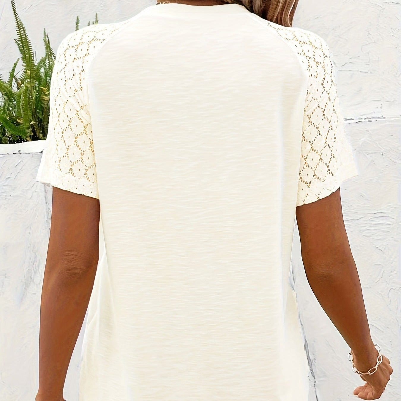 Damenbluse mit durchbrochener Spitze und Zierknöpfen im lässigen Stil - Daniela