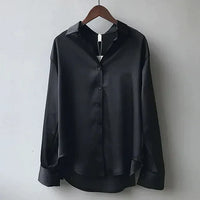 Lässige locker sitzende Satinbluse in Schwarz