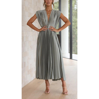 Kaitlyn | Plissee Midikleid mit V-Ausschnitt in Grau