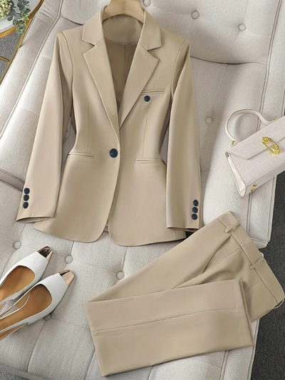Klassisch eleganter Anzug für Damen | Hose und Blazer