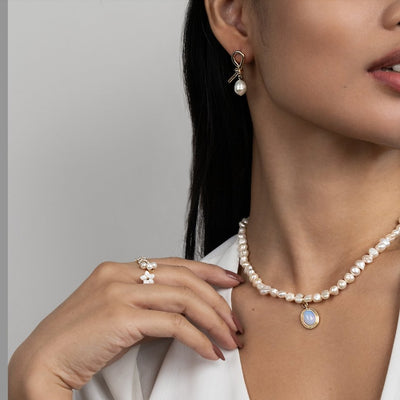 Knotete Gold- und Süßwasserperlen Ohrringe