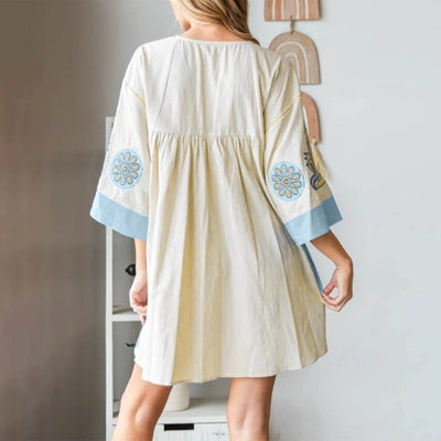 Avery - Kleid mit V-Ausschnitt und bedruckten Blumenärmeln