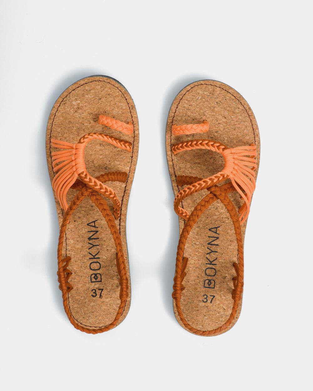 Mica - Spaziergang bei Sonnenuntergang: Flache Sandalen mit geflochtenen Riemen | Bunte geflochtene Sommersandalen