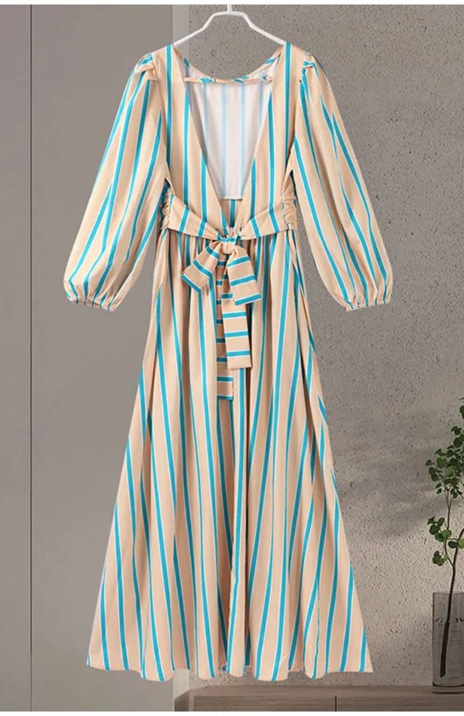 Diana - Elegantes, gestreiftes, rückenfreies Maxikleid