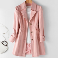Akira | Damen Schwarz Trenchcoat | Lange Jacke in Rosa