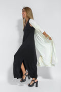 Schwarzes Kleid + weiße Weste