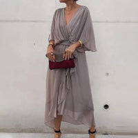 Losfallende Maxi-Kleid mit V-Ausschnitt – Elara in Grau