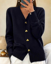 Adèle | Elegante Strickjacke mit Herzknöpfen in Schwarz