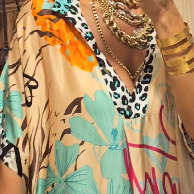 Paulina® | Bedrucktes Damenkleid mit kurzen Ärmeln und tiefem V-Ausschnitt