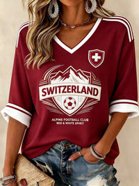 Damen-T-Shirt aus der Schweiz mit Print, mittellangen Ärmeln und V-Ausschnitt in Rot