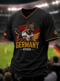 Herren-T-Shirt mit V-Ausschnitt, Motiv: Deutscher Schäferhund und Fußball in als bild