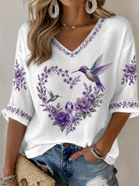 Damen-T-Shirt in Lila mit Blumen- und Kolibri-Print, halblangen Ärmeln und V-Ausschnitt – Unterstützung für das Bewusstsein rund um die Alzheimer-Krankheit in Weiß