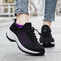 Yula – gestrickte Kissenschuhe definieren Schuhluxus neu in Schwarz / Lila