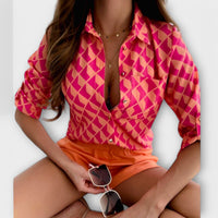 Lorena – Hemdbluse mit grafischem Print und Retro-Flair in Rotmuster