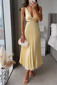 Evelyn | Plissiertes Damen-Maxikleid mit Cut-Out und V-Ausschnitt in Gelb